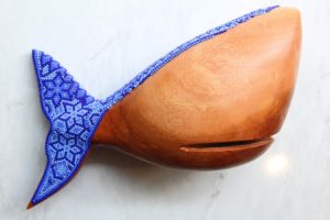 Ballena grande tallada a mano con arte huichol azul