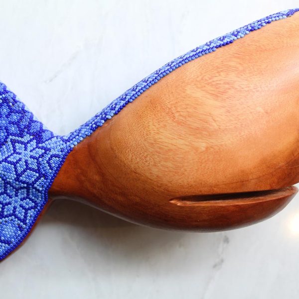 Ballena grande tallada a mano con arte huichol azul