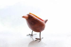 Canario mini tallado a mano con arte huichol Rojo Naranja