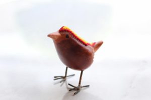 Canario mini tallado a mano con arte huichol Rojo Amarillo
