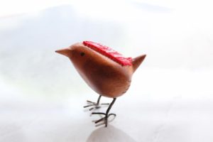 Canario mini tallado a mano con arte huichol Rojo Blanco