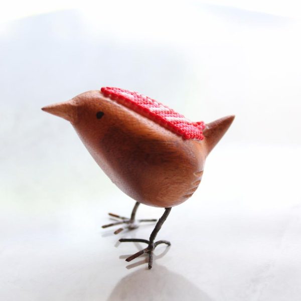 Canario mini tallado a mano con arte huichol Rojo Blanco