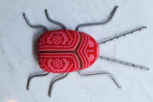 Escarabajo de madera y metal decorado con arte huichol Rojo