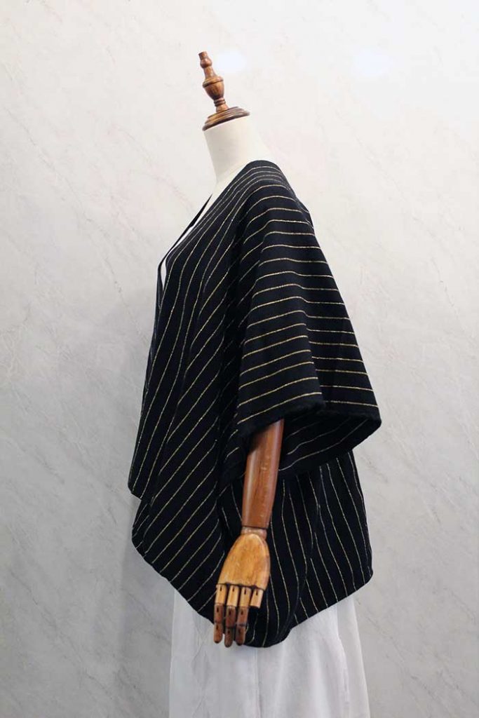 Kimono largo en telar de cintura negro con hilos dorados - Kalbelia