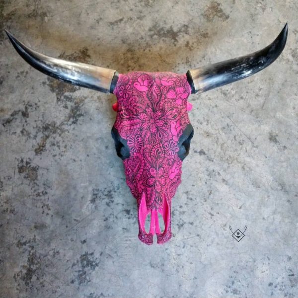 Cabeza de vaca pintada rosa